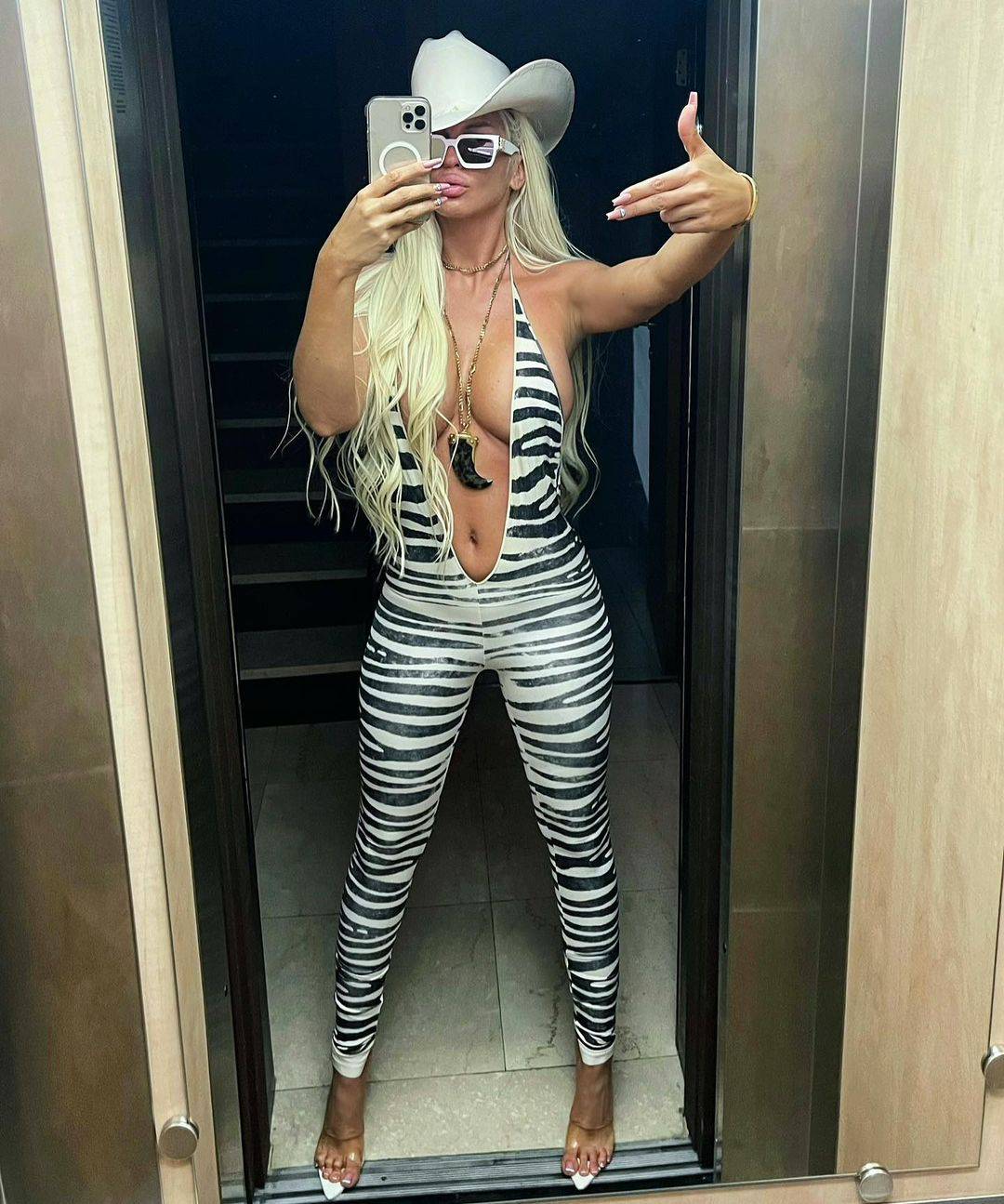 Jelena Karleuša kao kaubojka: Pozirala u vrućem prugastom kostimu sa šeširom na glavi...