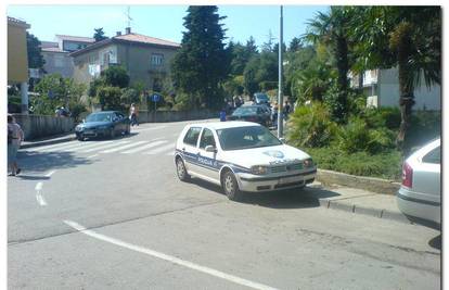 Policajac parkirao između dva pješačka prijelaza