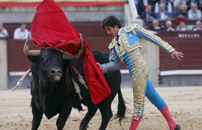 Španjolski bik dohvatio matadora iz Francuske