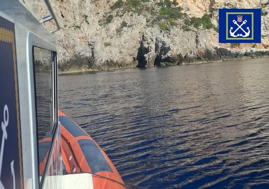 Obustavili potragu za skiperom kod Šolte, kod otoka Svetac noćas potpuno izgorjela brodica
