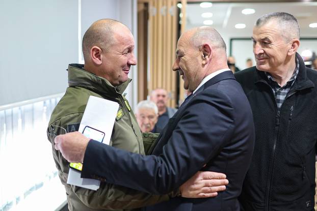 Zagreb: Ministar Tomo Medved uručio je braniteljske zahvalnice postrojbama iz Domovinskog rata