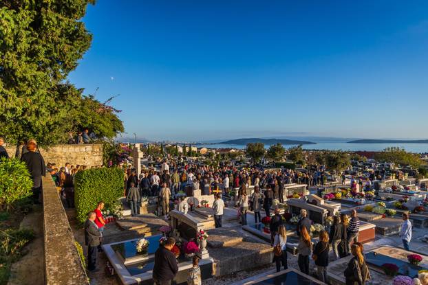 Kaštel Stari: Groblje Sv. Nikole i misa povodom blagdana Svih svetih