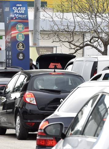 &Scaron;ibenik: Gu&zcaron;ve na benzinskim postajama zbog najavljenog poskupljenja