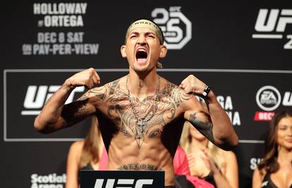 Max Holloway je razbio Ortegu s 450 udaraca i obranio naslov