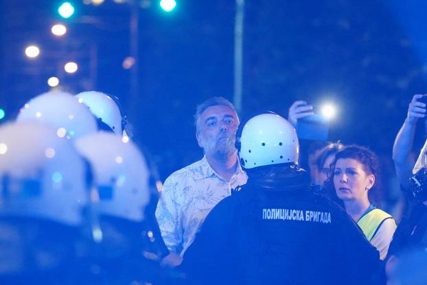 Beograd: Policija rastjerala građane koji su bili okupljeni u Ulici Kneza Miloša, nekoliko građana ozlijeđeno