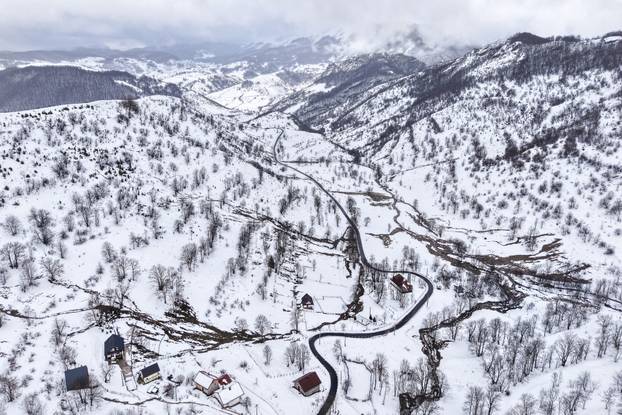 Pogled iz zraka na Bjelašnicu u potpunosti prekrivenu snijegom