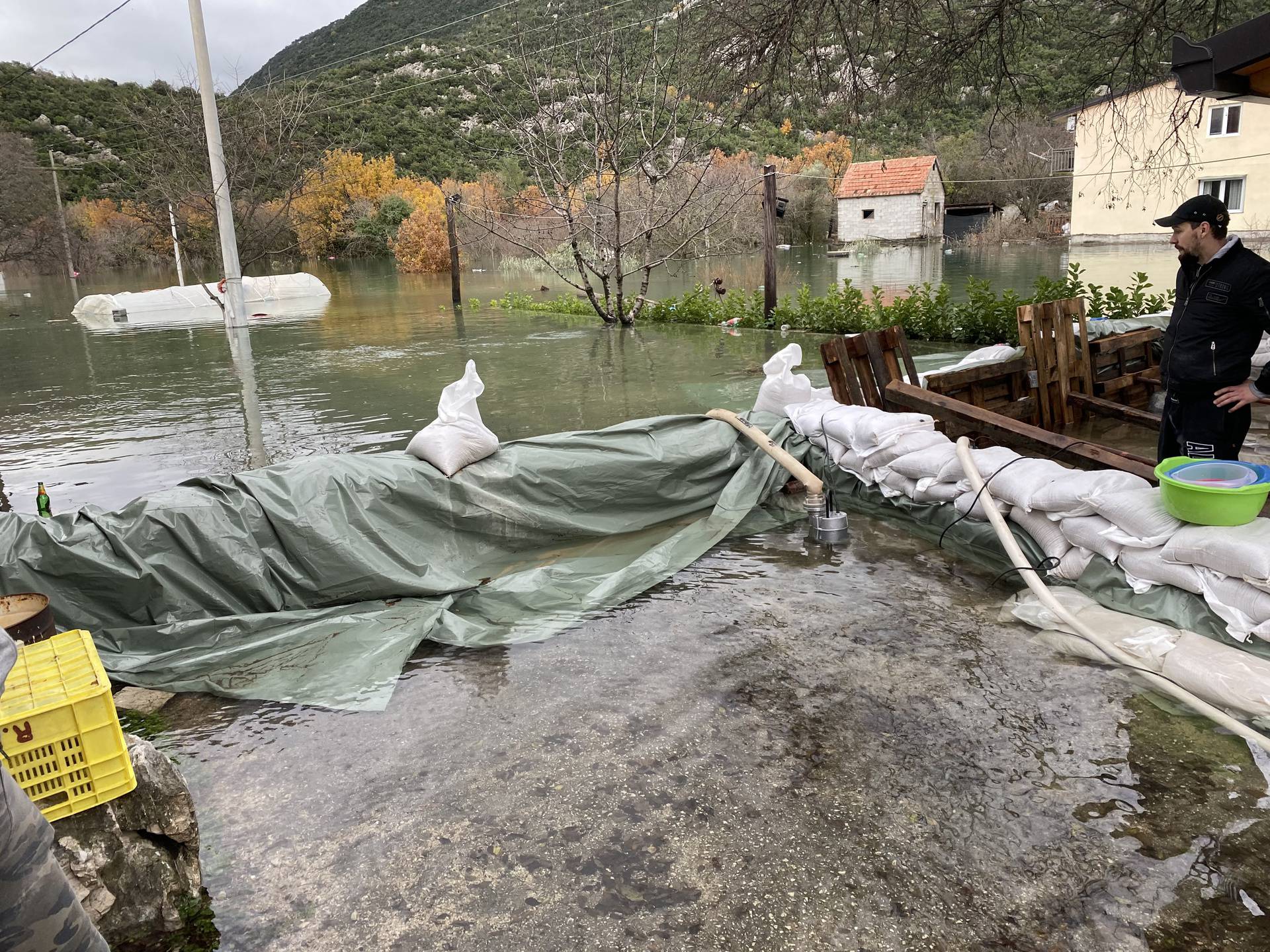 Poplava prijeti kod Vrgorca: Brojne kuće potpuno odsječene