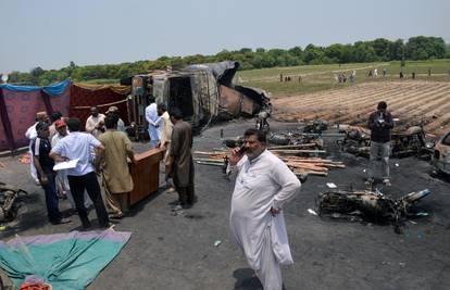 Stravična eksplozija cisterne u Paksitanu odnijela 148 života