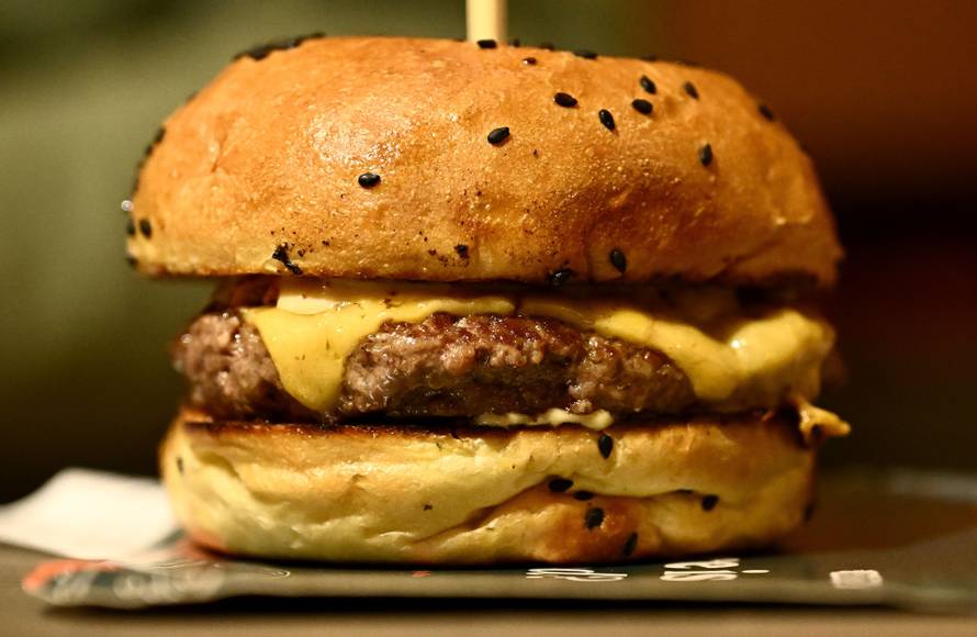 Veliki gastro vodič po Adventu u Zagrebu: Evo gdje pojesti dobre fritule i kobasice i za koji novac