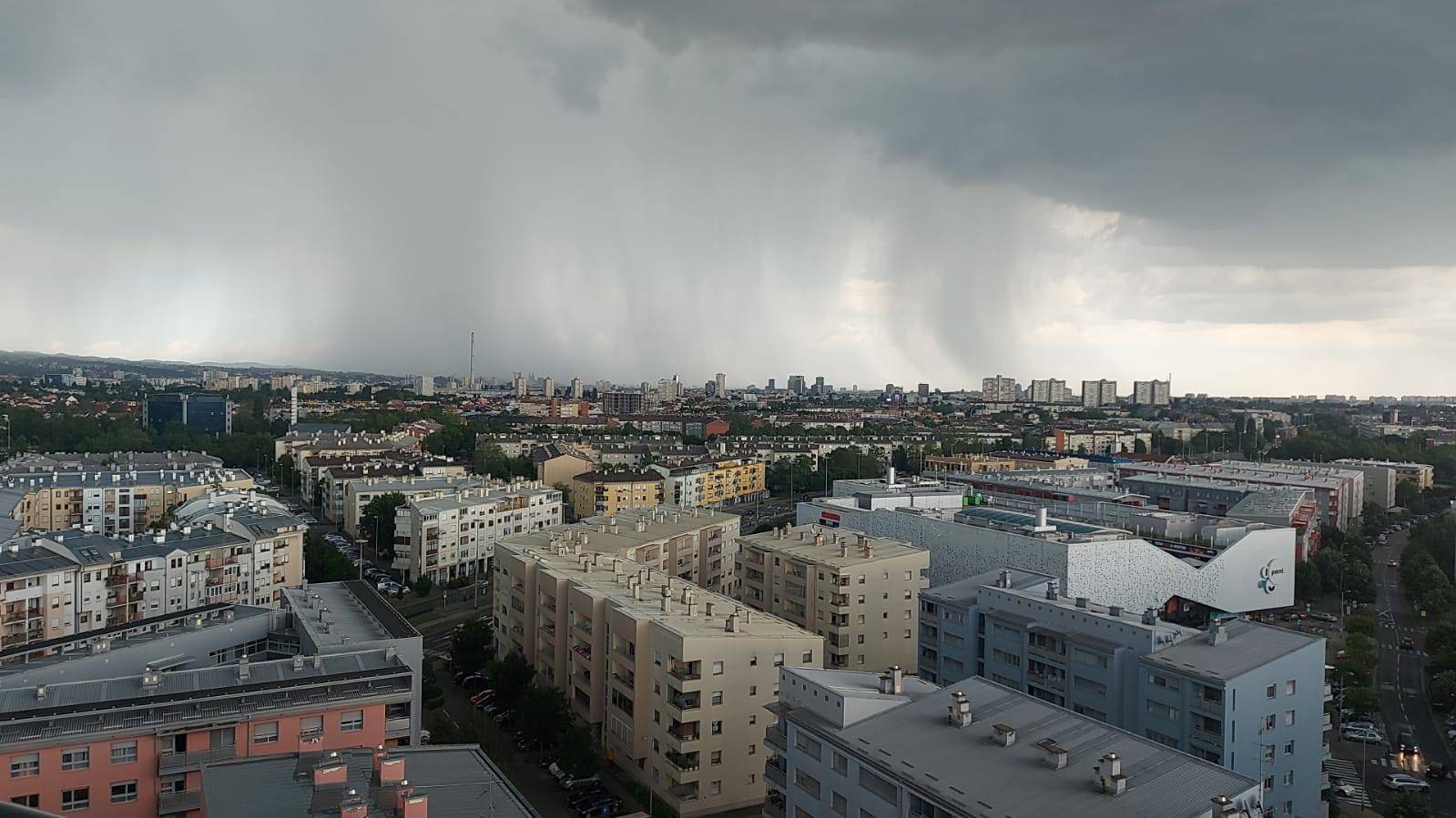 VIDEO Zagreb pogodilo olujno nevrijeme, pljuskovi i tuča...