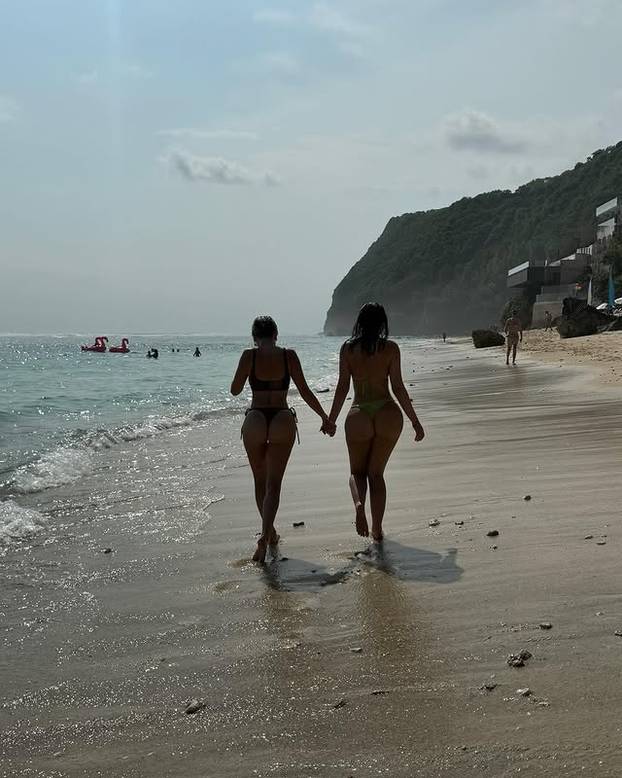 FOTO 'Nije lako imati velike grudi – žene su ljubomorne i ostavljaju zlobne komentare'