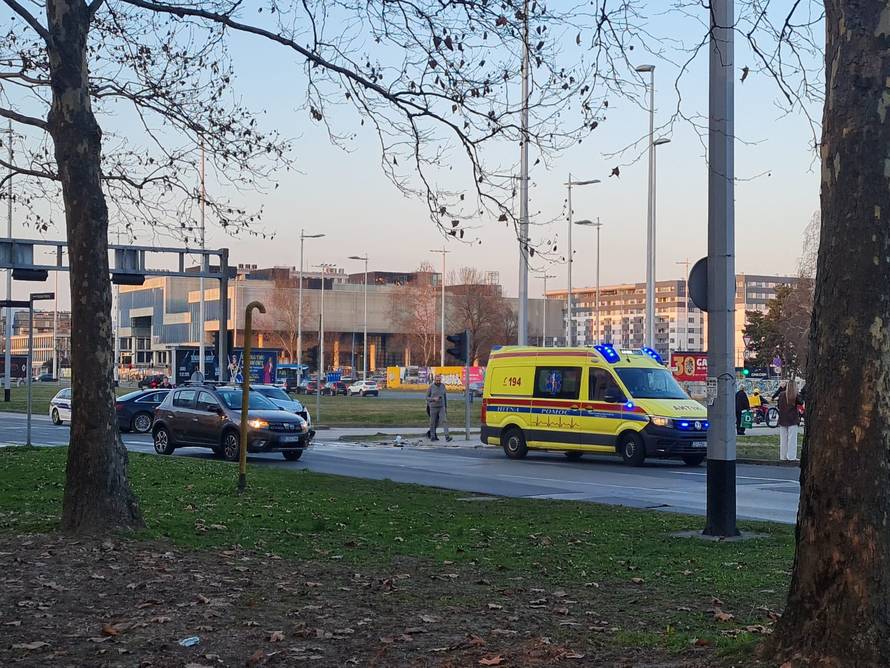 FOTO Krš i lom u Zagrebu: Sudar dva auta, dvoje ljudi u bolnici