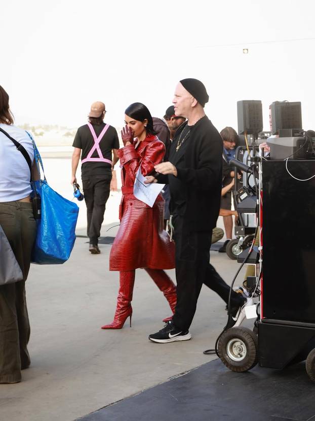 FOTO Kakva kombinacija, Kim! Poslovno sprijeda, a od iza - tanga koja viri. Pogledajte je!