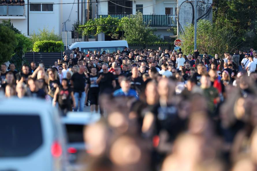 Sinj: Posjetitelji dolaze na hipodrom uoči početka Thompsonovog koncerta