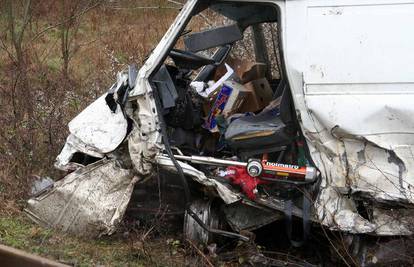 Vatrogasci ga "čupali" iz smrskanog automobila