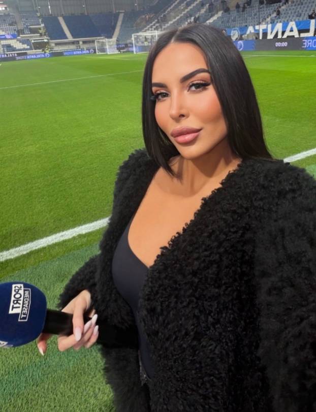 FOTO Tko je bujna TV voditeljica koja se fotkala gola? Šuškalo se da je imala aferu s legendom
