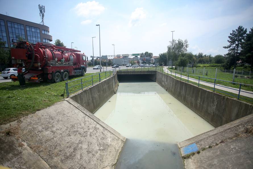 Šok u Zagrebu: Pobijelio  potok,  plutaju mrtve ribe i sve smrdi