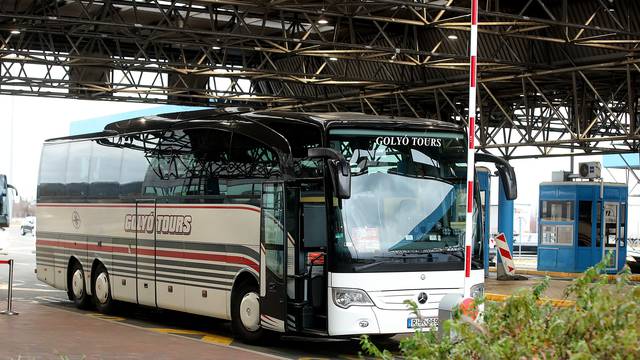 Bus s turistima iz Hong Konga provjerili pa pustili u Hrvatsku