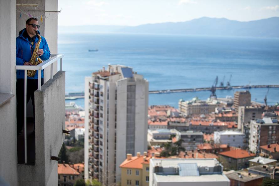 Saksofonom protiv karantene: Susjedima uljepšavam vrijeme