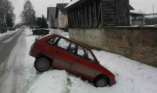 Proklizao u jarak, mještani traktorima izvlačili Citroen