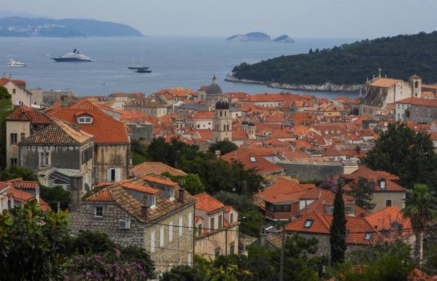 Dubrovnik ljeti, tisuće posjetitelja, ali i bogata ponuda za svakoga