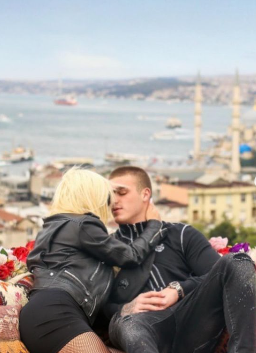 Srpska pjevačica (47) otkrila je svoje udvarače: 'Pišu mi dečki malo stariji od mog sina (14)'