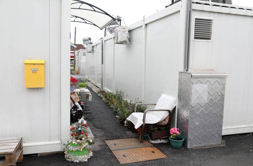 Badnjak u kontejnerskom naselju u Petrinji