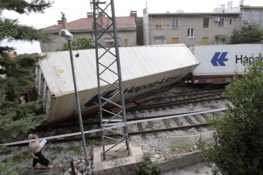Teretni vlak iskočio iz tračnica u Rijeci: 'Čuli smo nešto kao udarac, brzo sam izišao...'