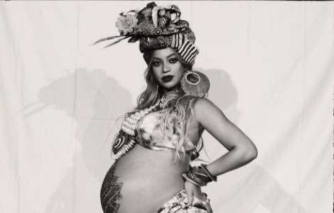 Beyonce pozirala u grudnjaku: Trudnički trbuh ukrasila kanom