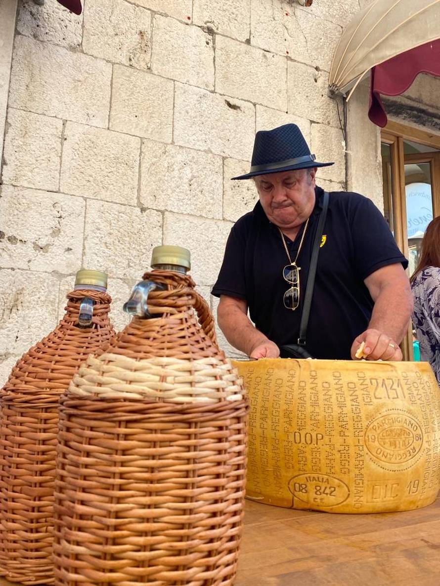 Kerum se za skupljanje potpisa 'okitio' skupim markama, rezao  sir u tenisicama od 4400 kuna