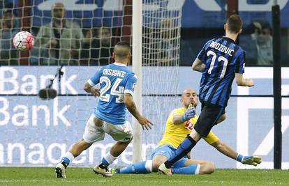 Brozović sjajno zabio, Inter je srušio Napoli i 'okrunio' Juve
