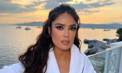 FOTO Zgodnoj Salmi Hayek (59) sve odli&ccaron;no stoji, pa &ccaron;ak i sijede: Evo kako glumica sada izgleda