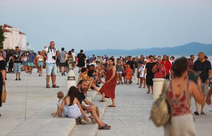 Više od pola milijuna turista brčka se na našoj obali