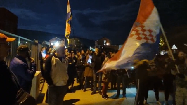 VIDEO Drama u Trilju: Policajci nisu htjeli preuzeti smjenu zbog Covid potvrda, Bulj ih podržao