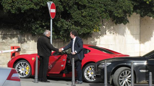 Split: Kerumov Ferrari 599 GTB mami pogled parkiran ispred zgrade Banovine 