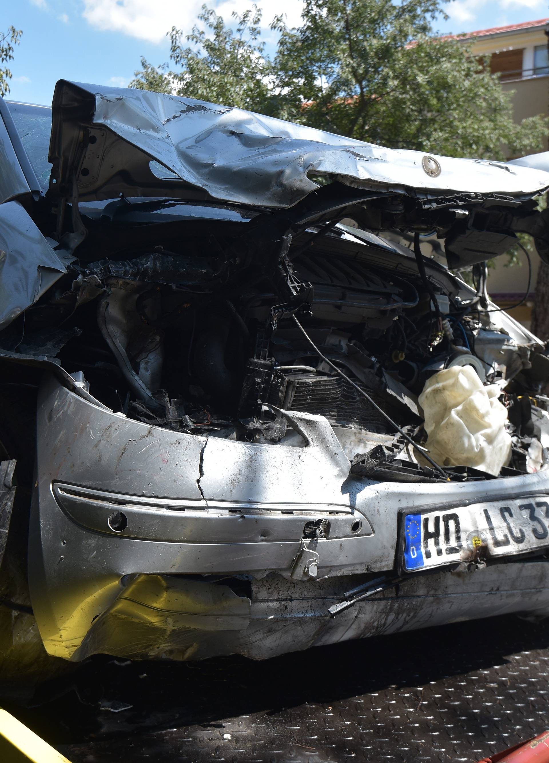 Na njen auto naletio Mercedes: Preminula ozlijeđena djevojka