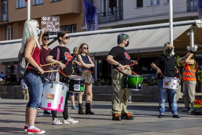 U Splitu i Zagrebu molili krunicu na trgovima, nasuprot njih stali protuprosvjednici s plakatima