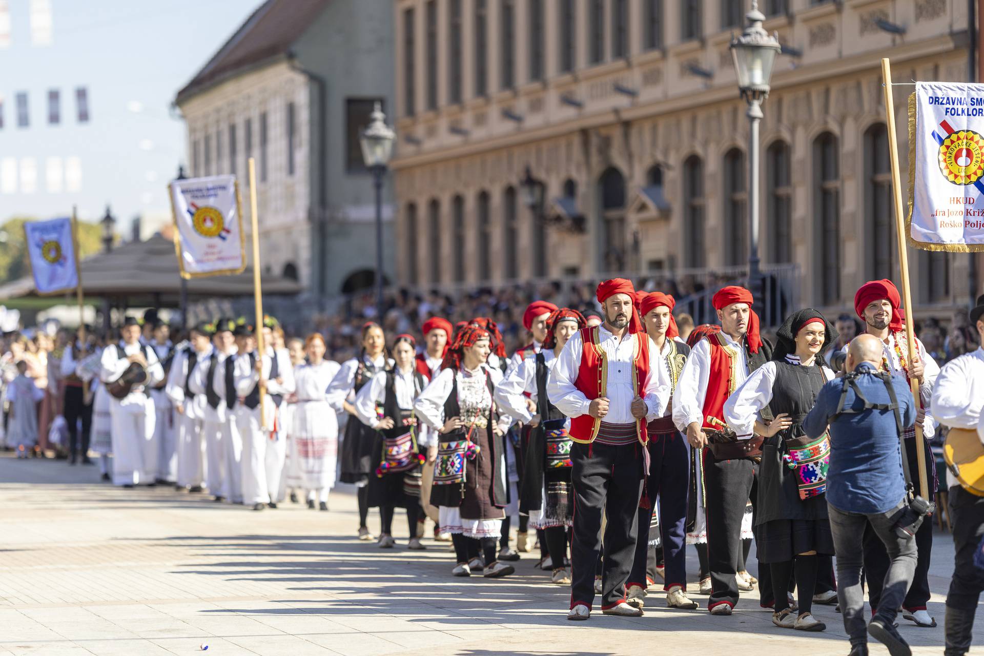 Svečani mimohod sudionika 59. Vinkovačkih jeseni