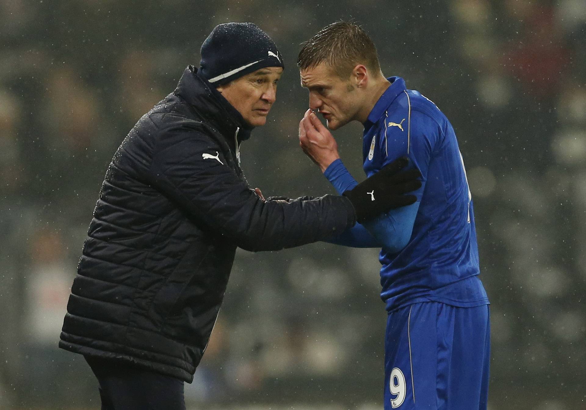 Leicester City manager Claudio Ranieri speaks with Jamie Vardy