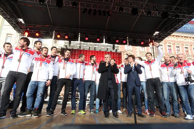 Zagreb: Bron?ani rukometaši stigli na Trg gdje su ih pjesmom do?ekali oduševljeni navija?i 