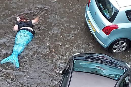 Kiša poplavila ulice Glasgowa, ali jedna žena se snašla: Obukla se kao sirena i plivala po gradu