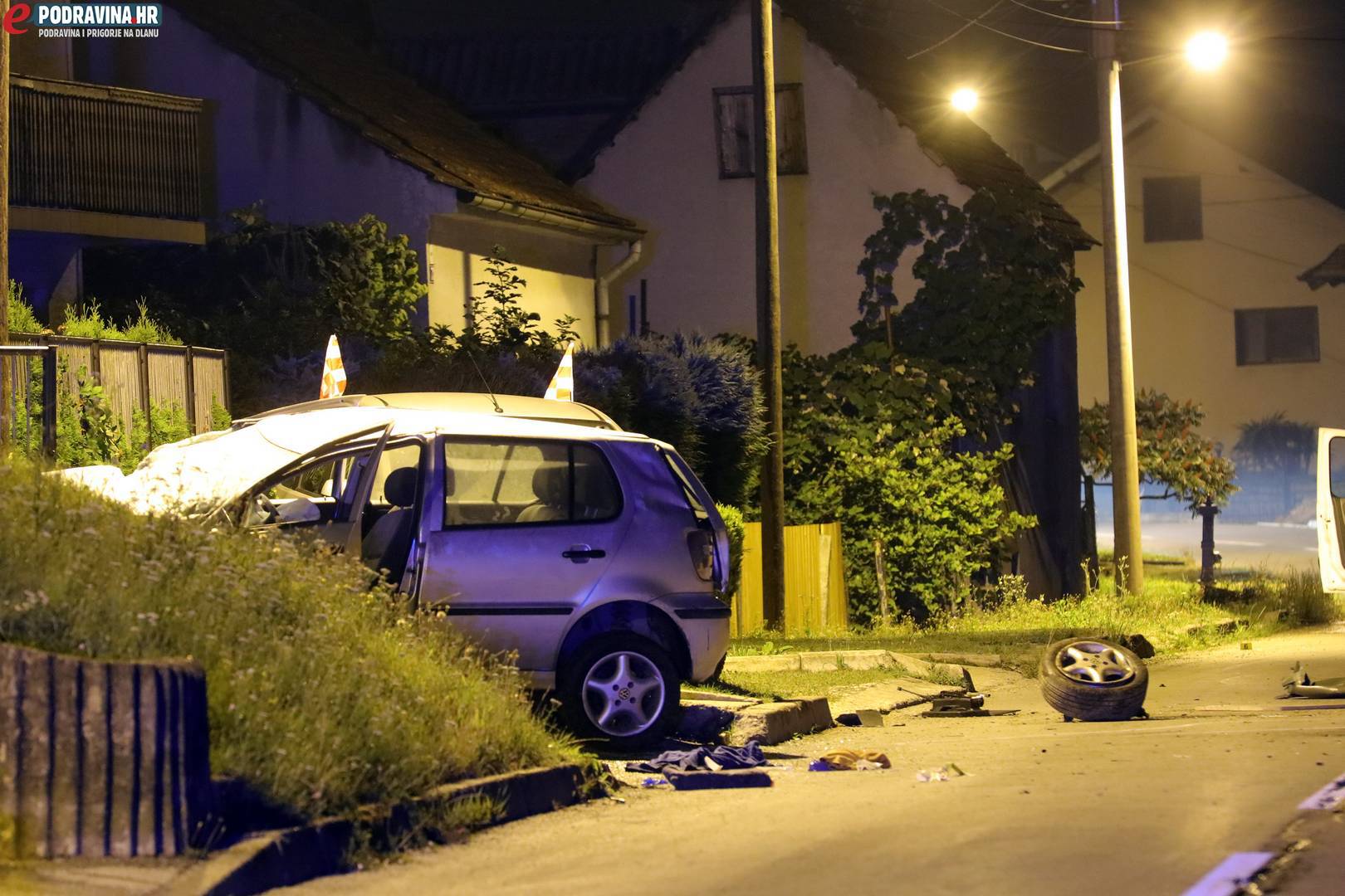 Auto udario u kuću pa završio na krovu, poginuo mladić (24)