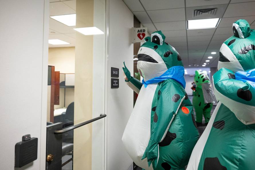 Portland Frogs Visit Congressional Offices on Capitol Hill