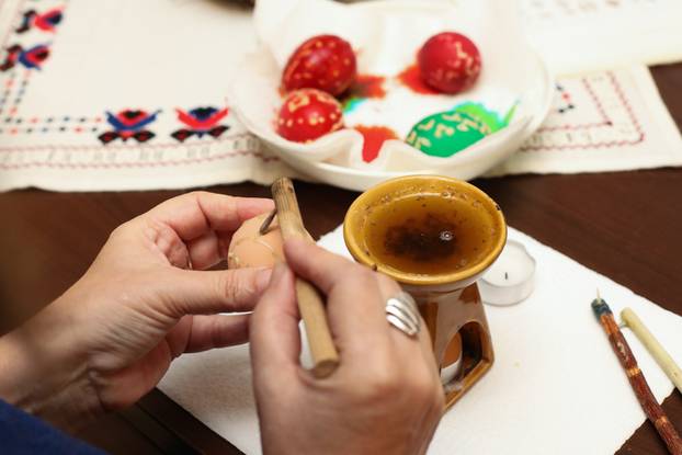 Beli Manastir: Pokazna radionica ukrašavanja pisanica motivima baranjskog šokačkog veza