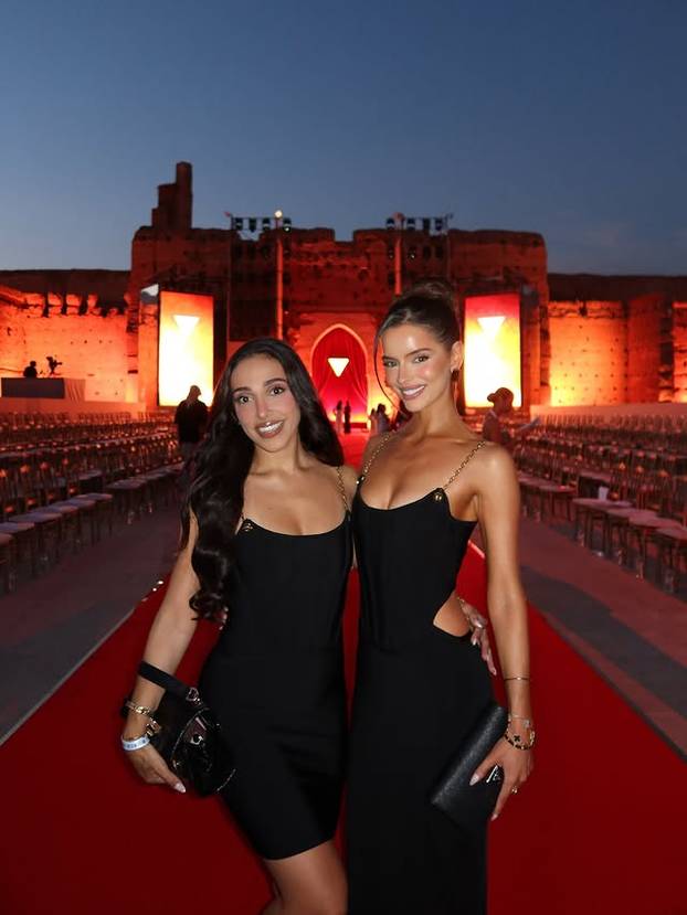 FOTO Fatalna brineta zapalila internet! U izazovnom izdanju otkrila je svoju 'malu tajnu'