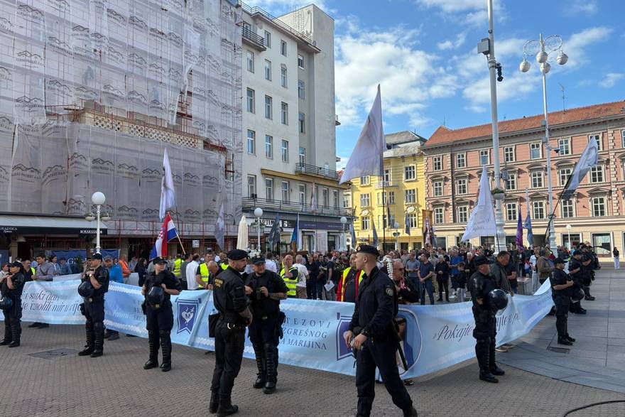 Molitelji na Trgu u Zagrebu i kontraprosvjed