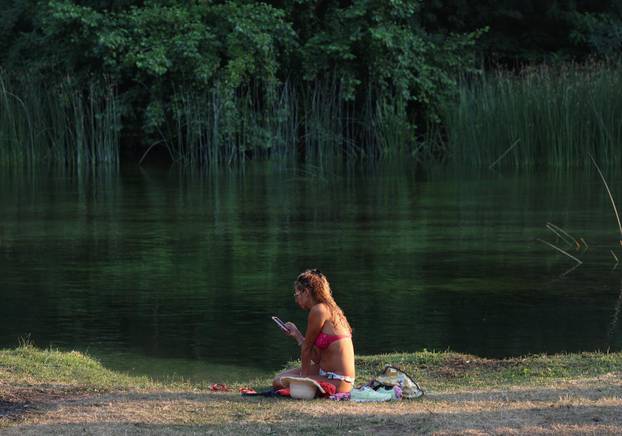 Blato na Cetini: Brojni građani i turisti osvježenje pronašli na Cetini