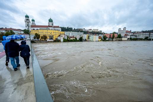 UŽIVO Drama u Beču: 140 ljudi je zatočeno nasred Dunava; Velike poplave haraju Europom