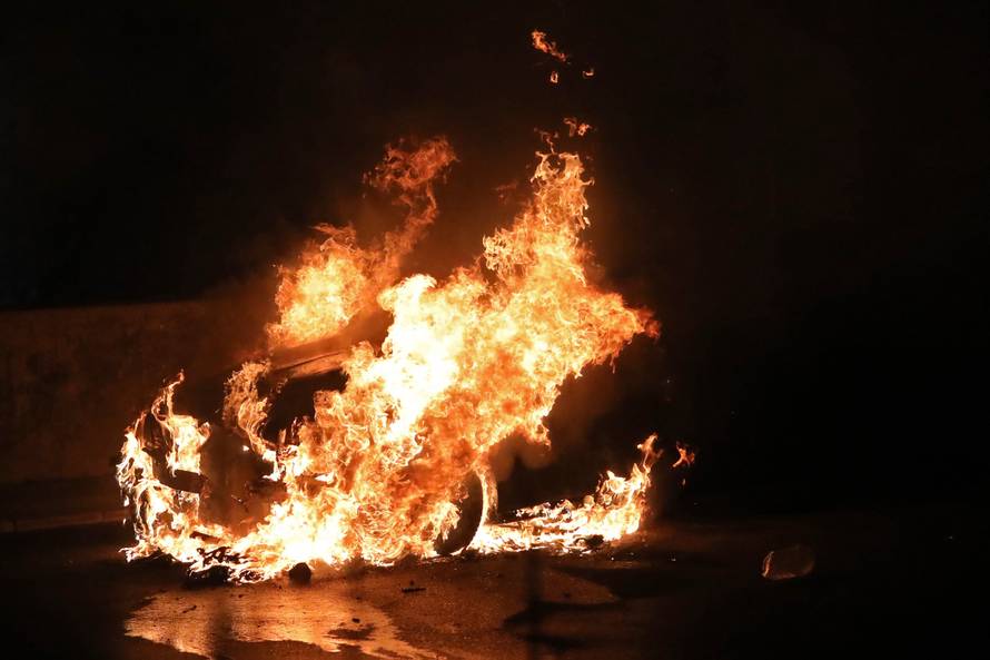 Buktinja kod zadarskih zidina: U noći izgorio luksuzni BMW