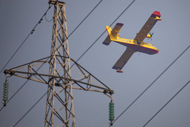 Vatrogasci se bore s po&zcaron;arom koji je buknuo u &Zcaron;upi dubrova&ccaron;koj